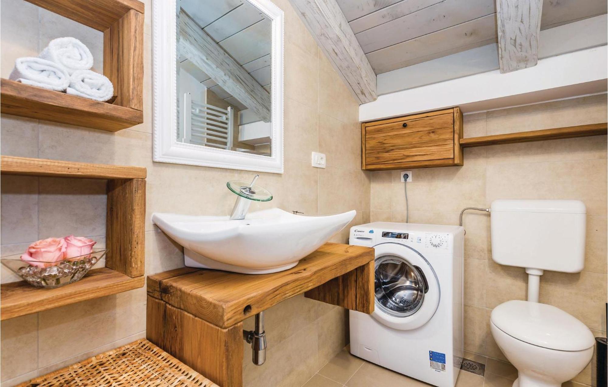 Stunning Home In Jurdani With Wifi Mucici Exteriér fotografie