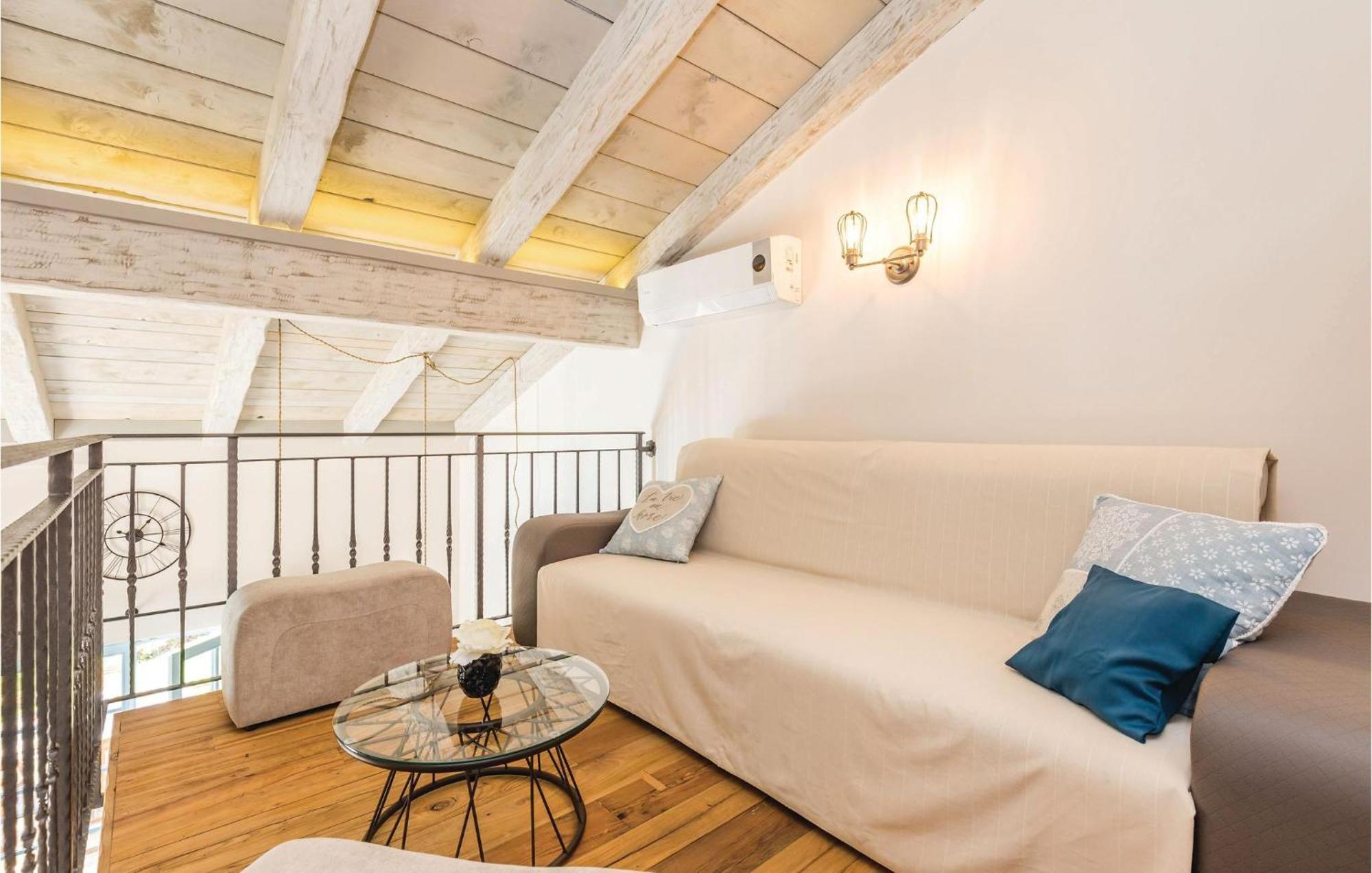 Stunning Home In Jurdani With Wifi Mucici Exteriér fotografie