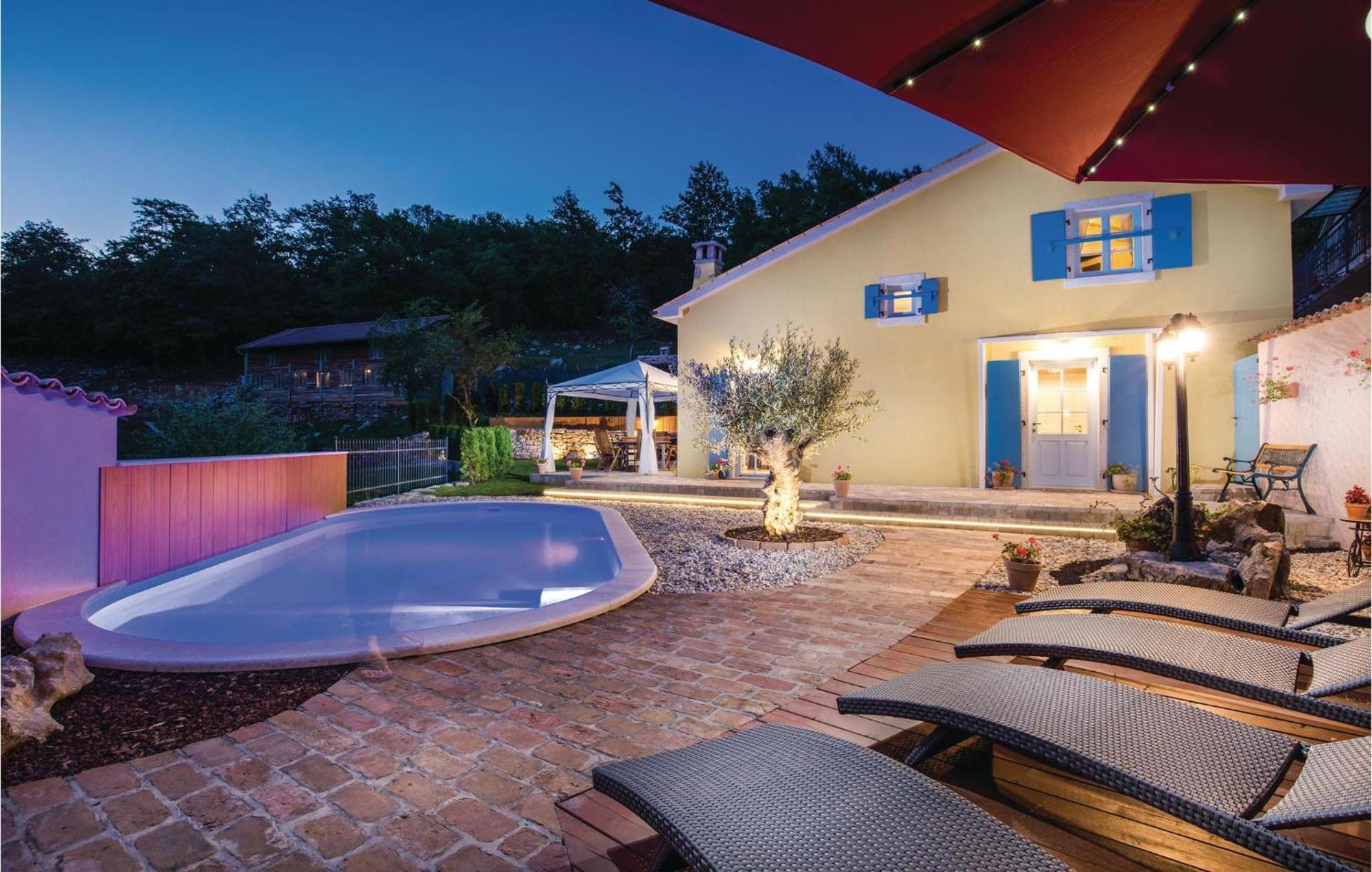 Stunning Home In Jurdani With Wifi Mucici Exteriér fotografie