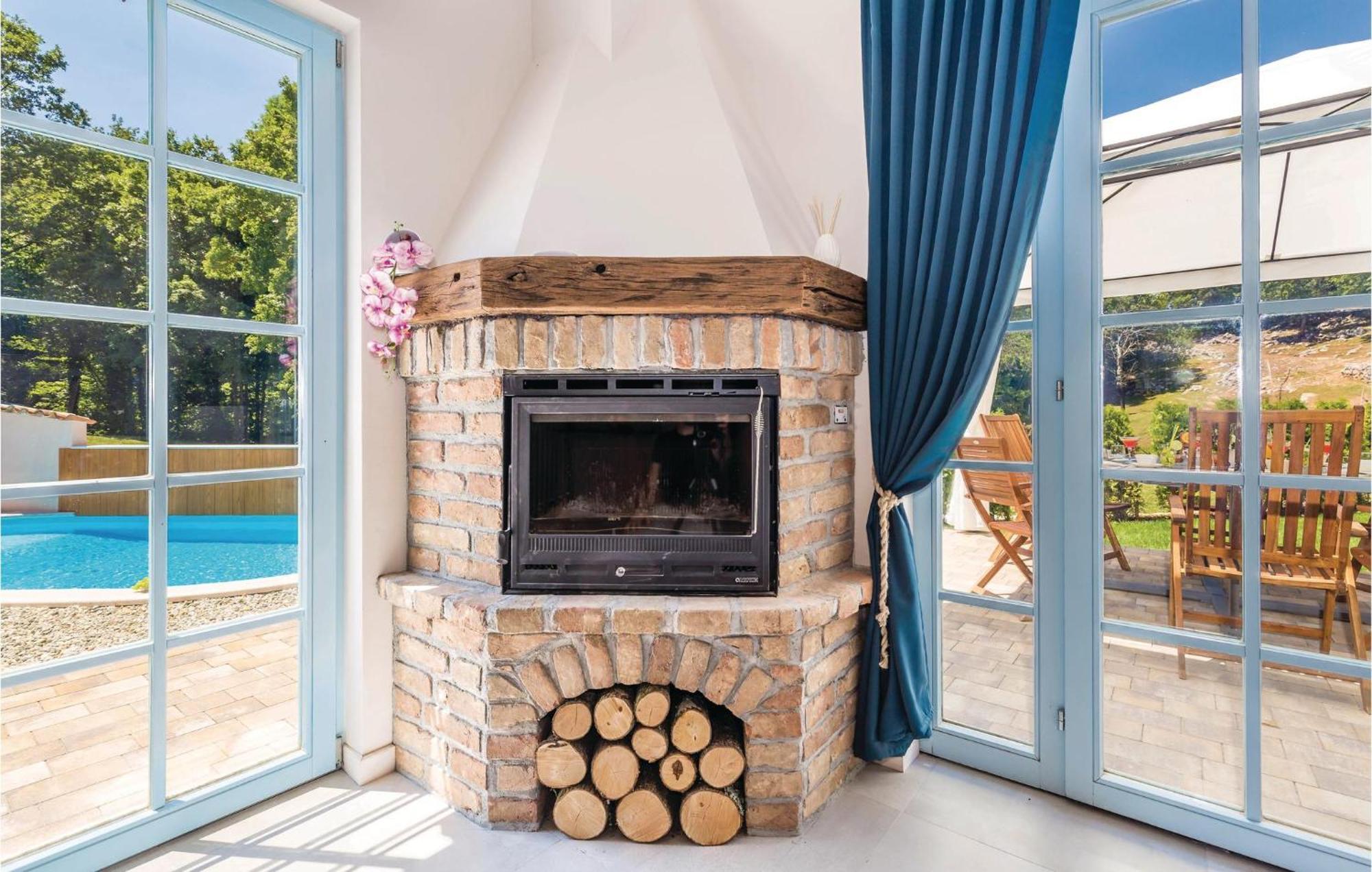 Stunning Home In Jurdani With Wifi Mucici Exteriér fotografie