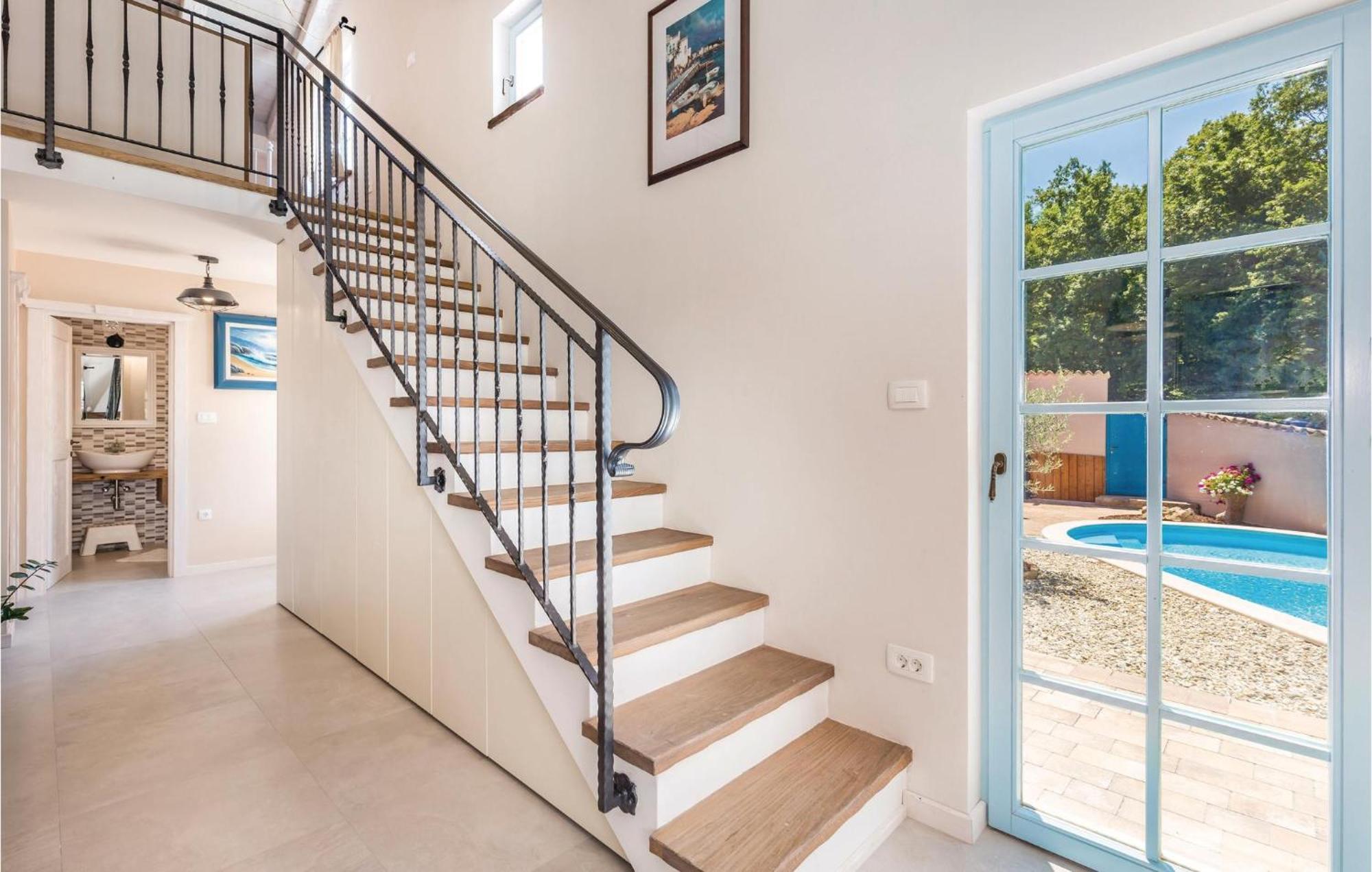 Stunning Home In Jurdani With Wifi Mucici Exteriér fotografie