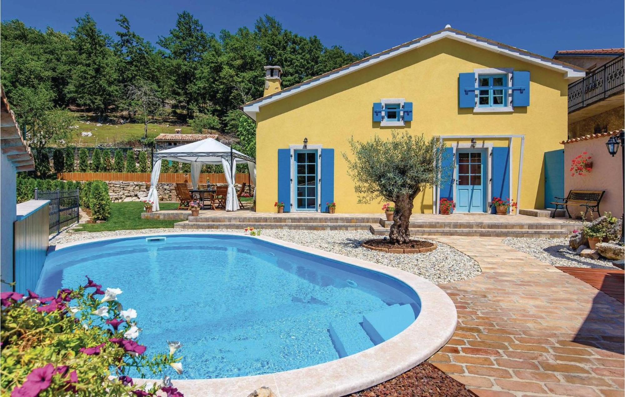 Stunning Home In Jurdani With Wifi Mucici Exteriér fotografie